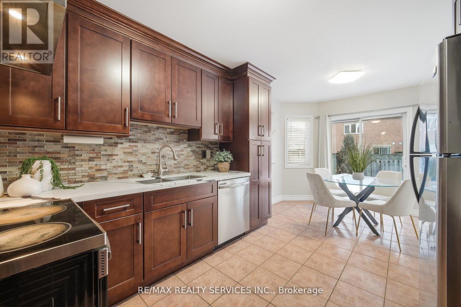 47 Twin Pines Crescent, Brampton, Ontario  L7A 1M8 - Photo 17 - W12993494