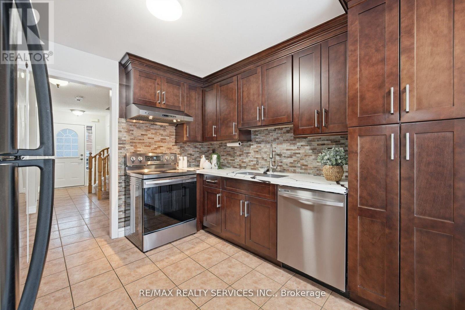 47 Twin Pines Crescent, Brampton, Ontario  L7A 1M8 - Photo 18 - W12993494