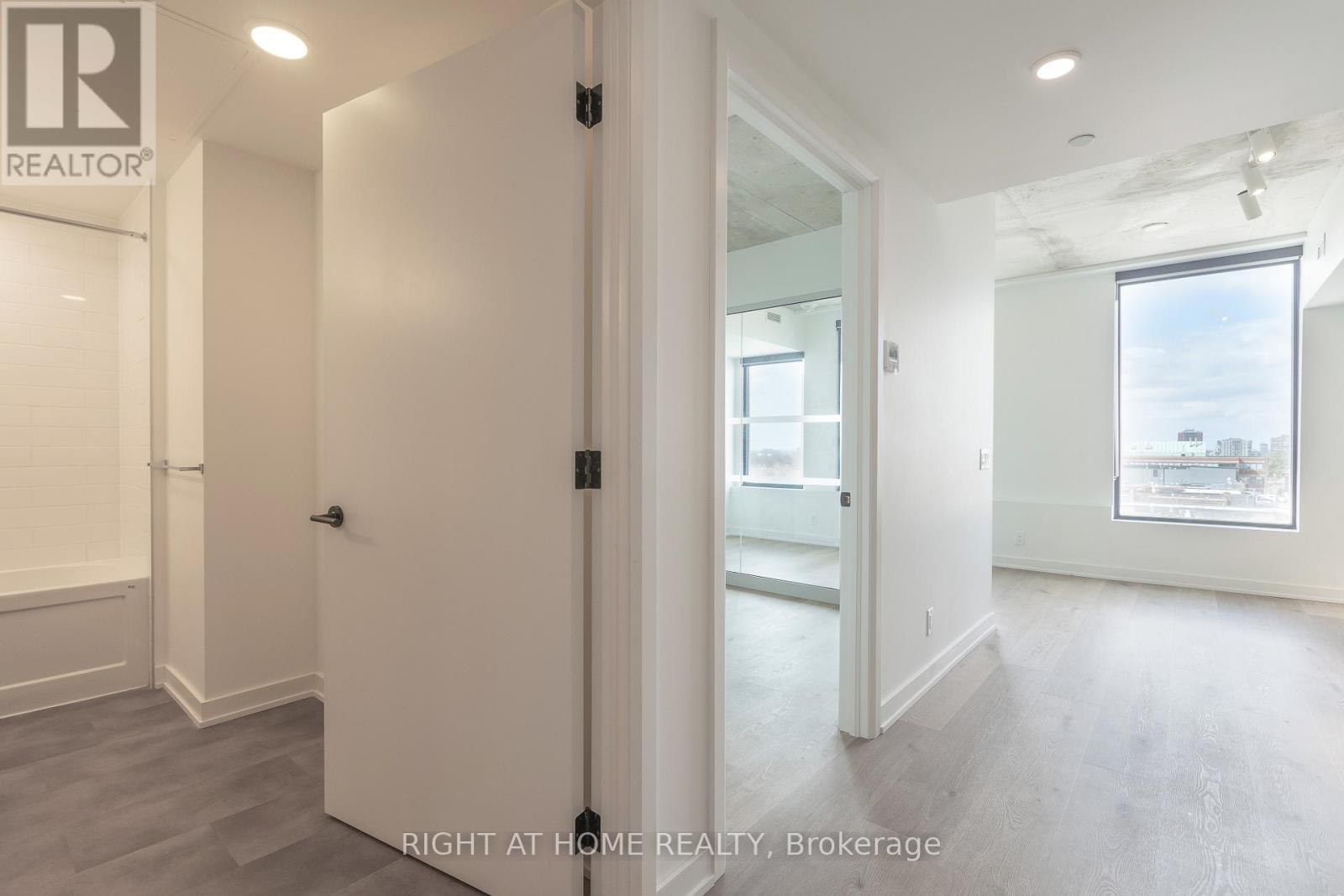 503 - 7 Fairbank Avenue W, Toronto, Ontario  M6E 3Y5 - Photo 4 - W12993526