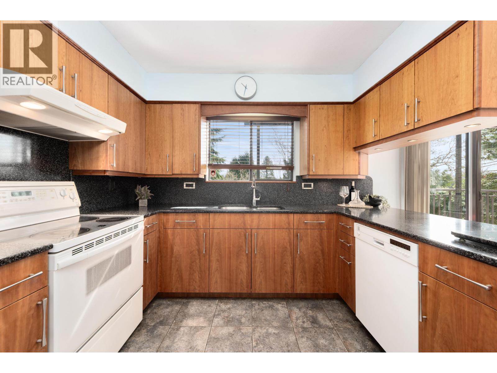 2950 Keets Drive, Coquitlam, British Columbia  V3C 4R6 - Photo 10 - R3110764