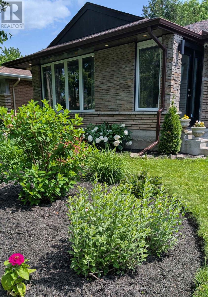 2105 Bangor Street, Ottawa, Ontario K1G 2X6 - Photo 3 - X12993544