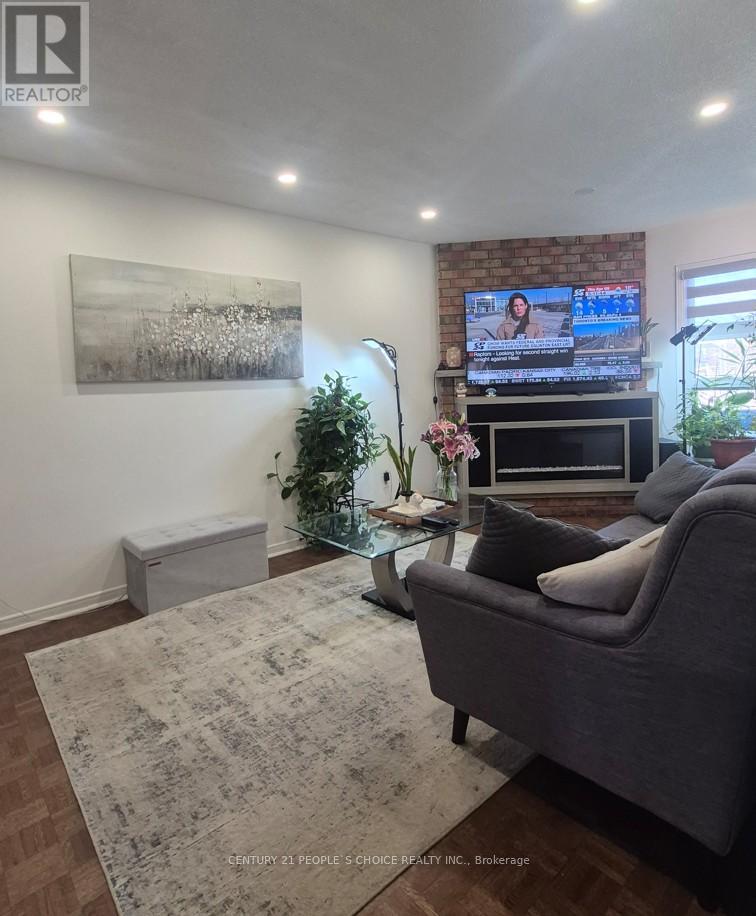 Upper - 1964 Aldermead Road, Mississauga, Ontario  L5M 3A1 - Photo 18 - W12993556