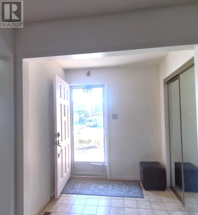 Upper - 1964 Aldermead Road, Mississauga, Ontario  L5M 3A1 - Photo 3 - W12993556