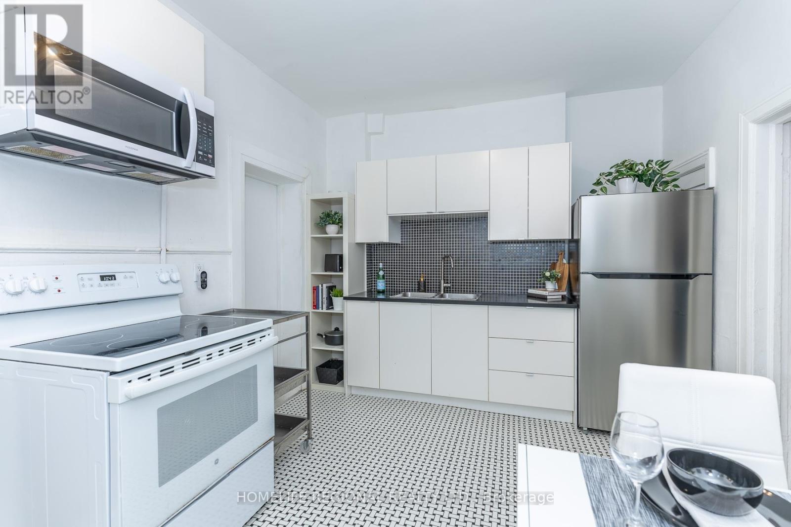 2378 St Clair Avenue W, Toronto, Ontario  M6N 1K8 - Photo 11 - W12993584