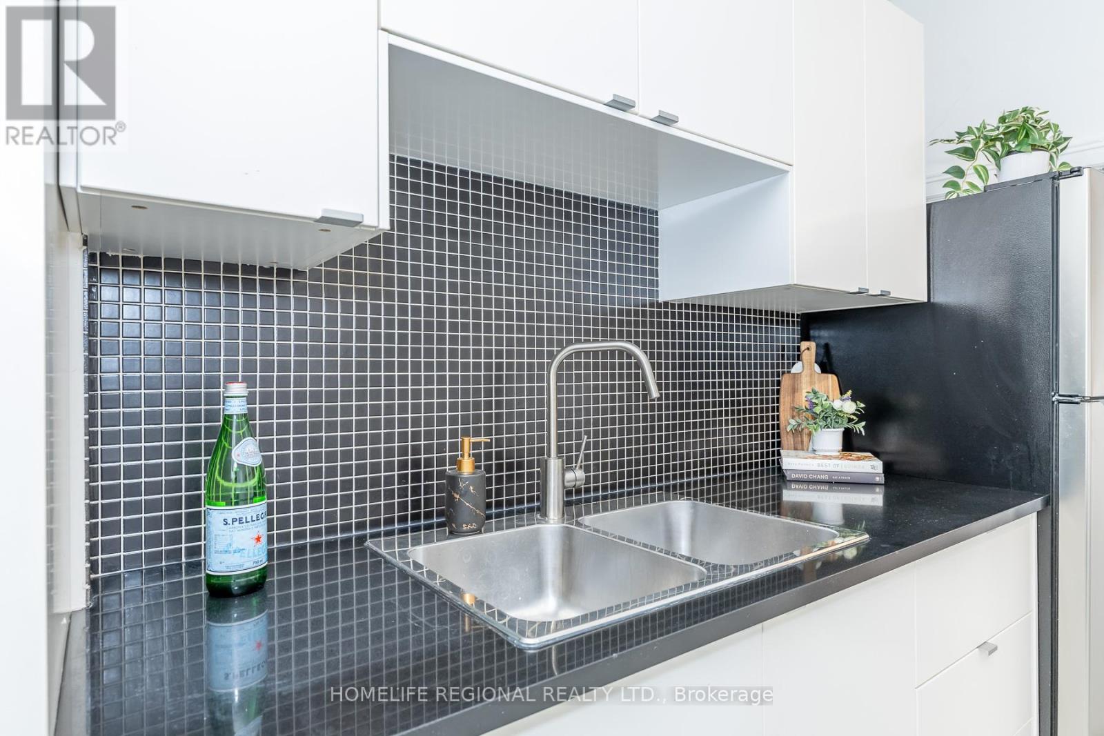 2378 St Clair Avenue W, Toronto, Ontario  M6N 1K8 - Photo 12 - W12993584