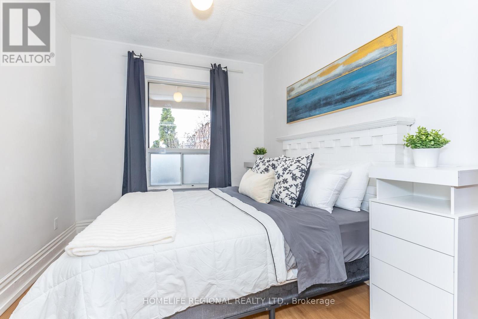 2378 St Clair Avenue W, Toronto, Ontario  M6N 1K8 - Photo 4 - W12993584