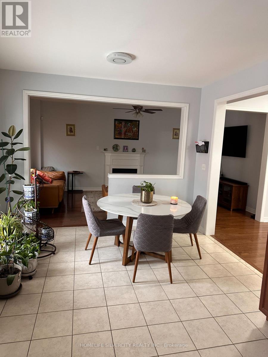 89 Fairwood Circle, Brampton, Ontario  L6R 0X3 - Photo 10 - W12993592