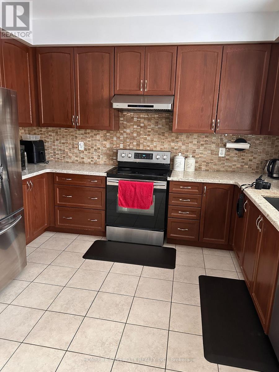 89 Fairwood Circle, Brampton, Ontario  L6R 0X3 - Photo 11 - W12993592