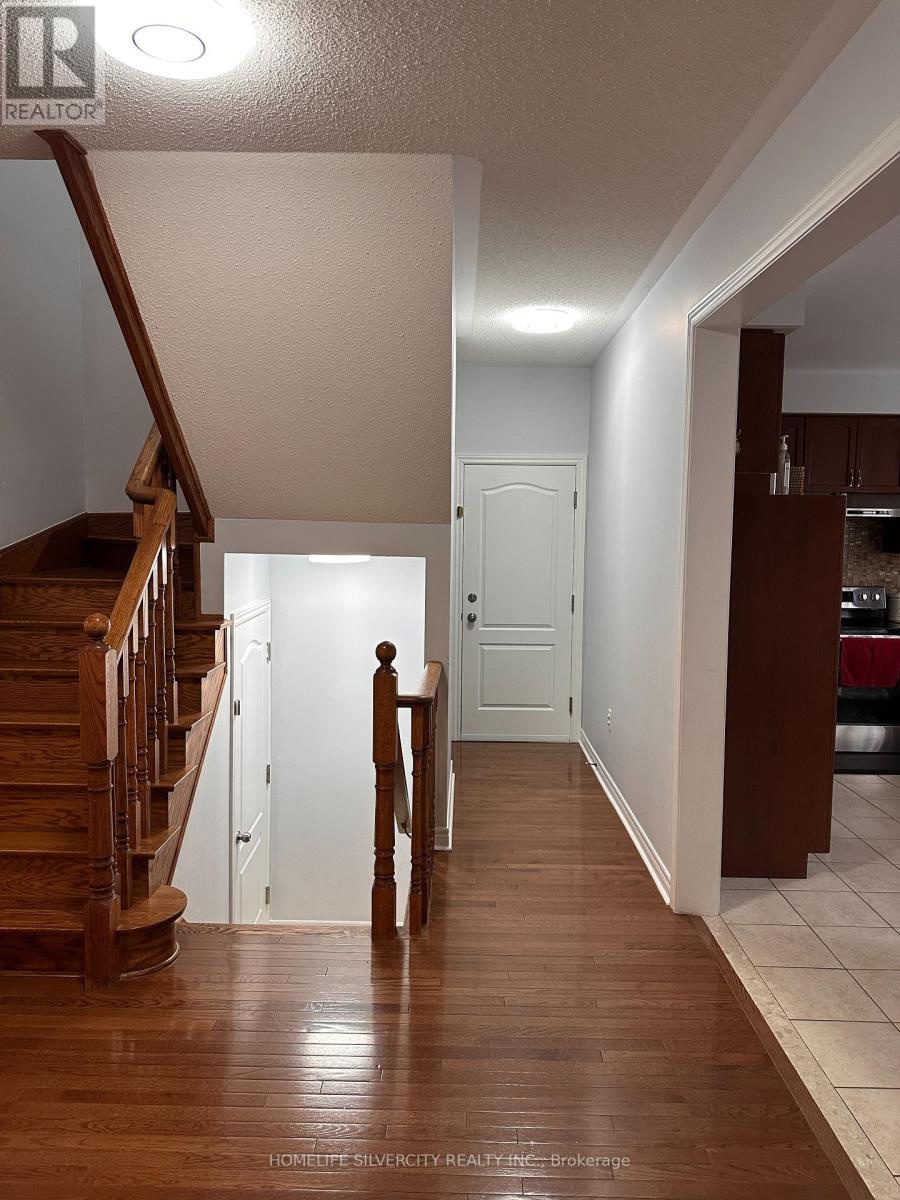 89 Fairwood Circle, Brampton, Ontario  L6R 0X3 - Photo 13 - W12993592