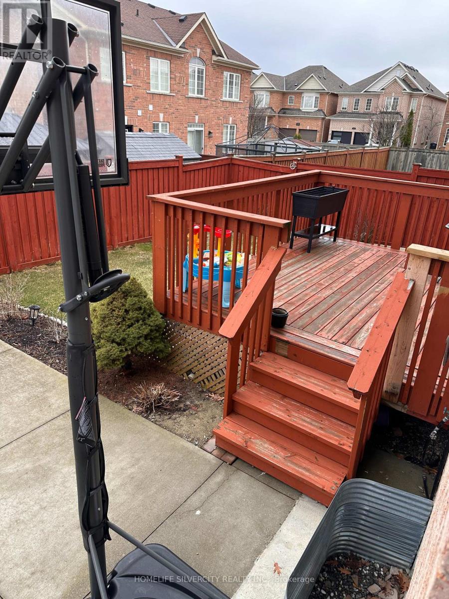 89 Fairwood Circle, Brampton, Ontario  L6R 0X3 - Photo 17 - W12993592