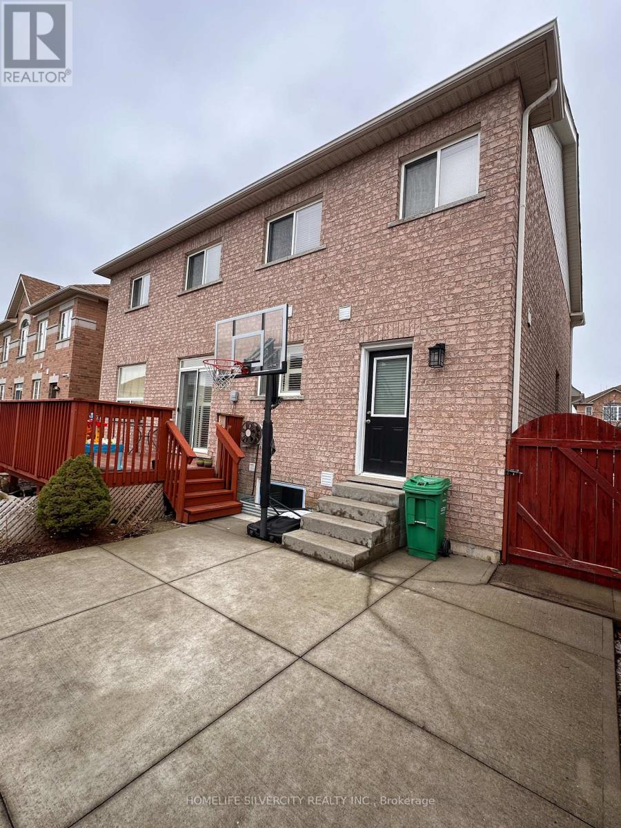 89 Fairwood Circle, Brampton, Ontario  L6R 0X3 - Photo 18 - W12993592
