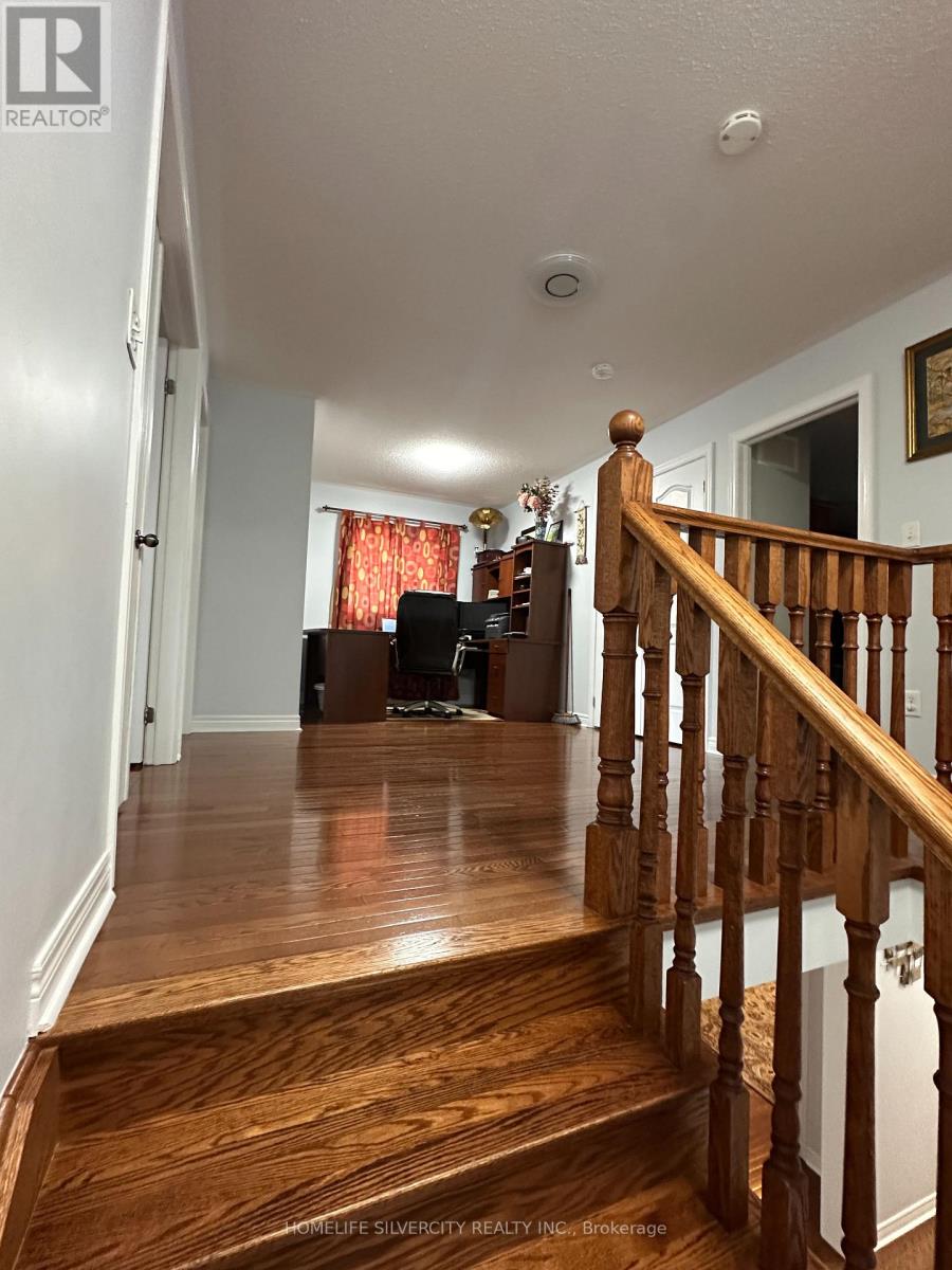 89 Fairwood Circle, Brampton, Ontario  L6R 0X3 - Photo 19 - W12993592