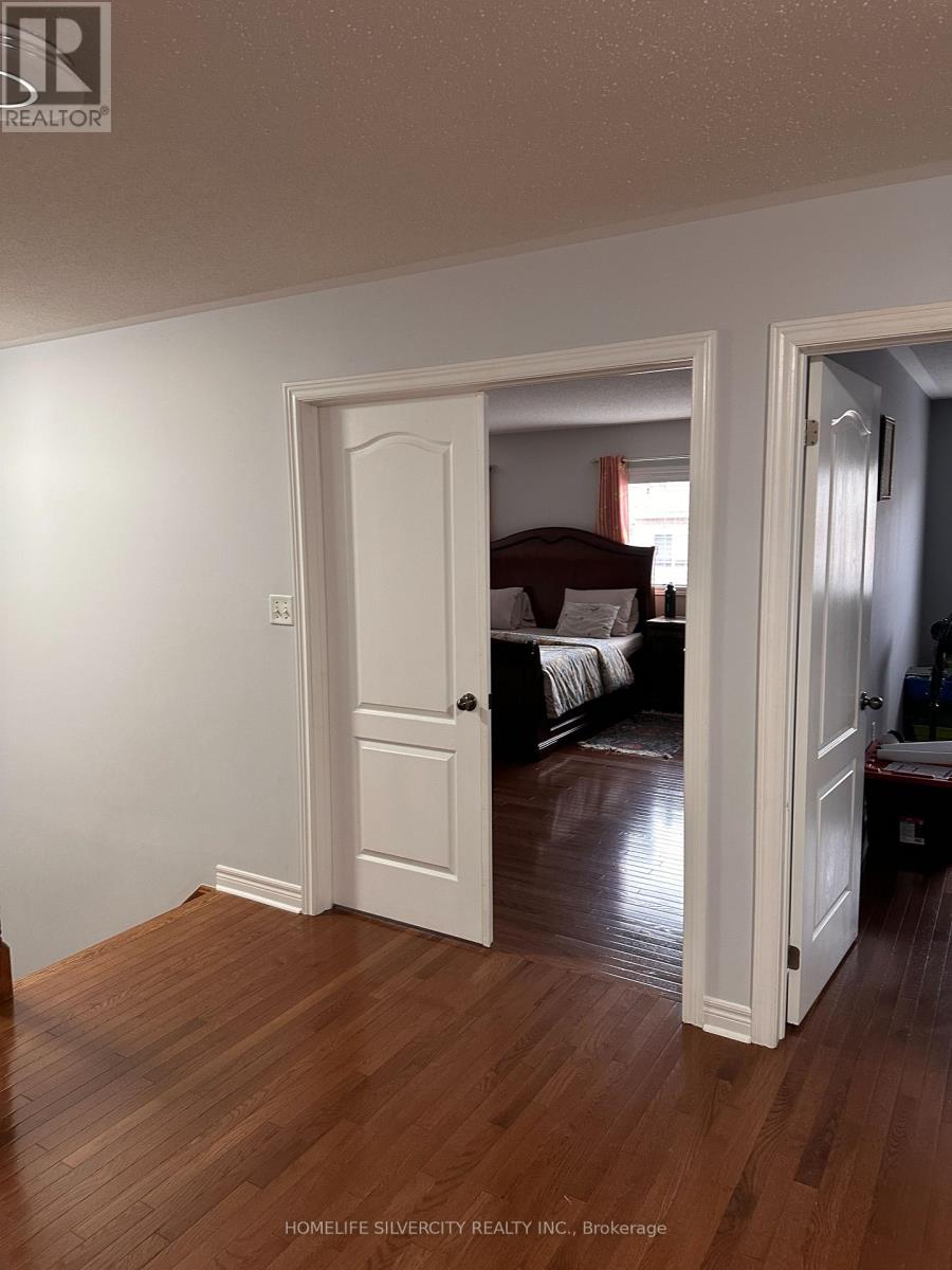 89 Fairwood Circle, Brampton, Ontario  L6R 0X3 - Photo 22 - W12993592