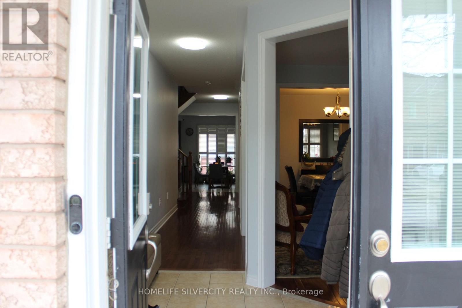 89 Fairwood Circle, Brampton, Ontario  L6R 0X3 - Photo 3 - W12993592