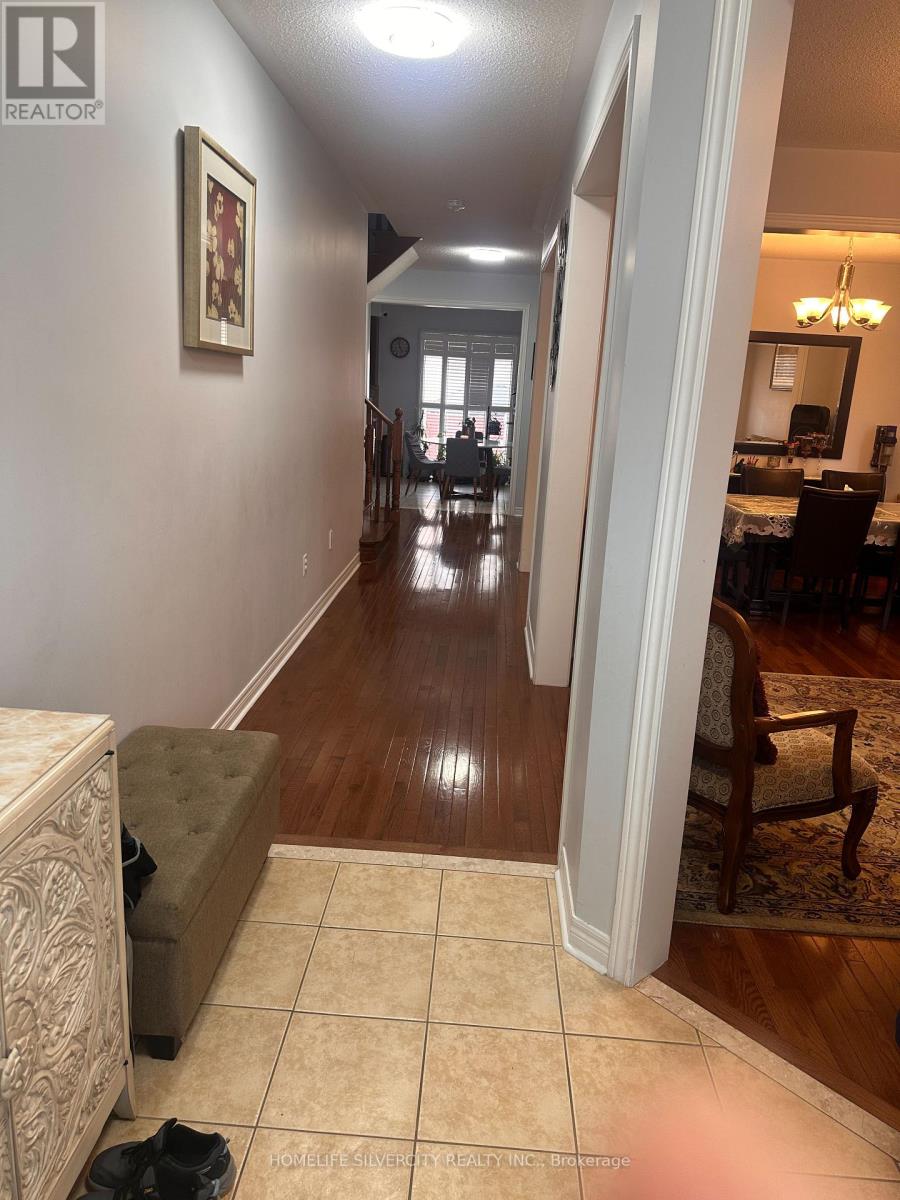 89 Fairwood Circle, Brampton, Ontario  L6R 0X3 - Photo 4 - W12993592