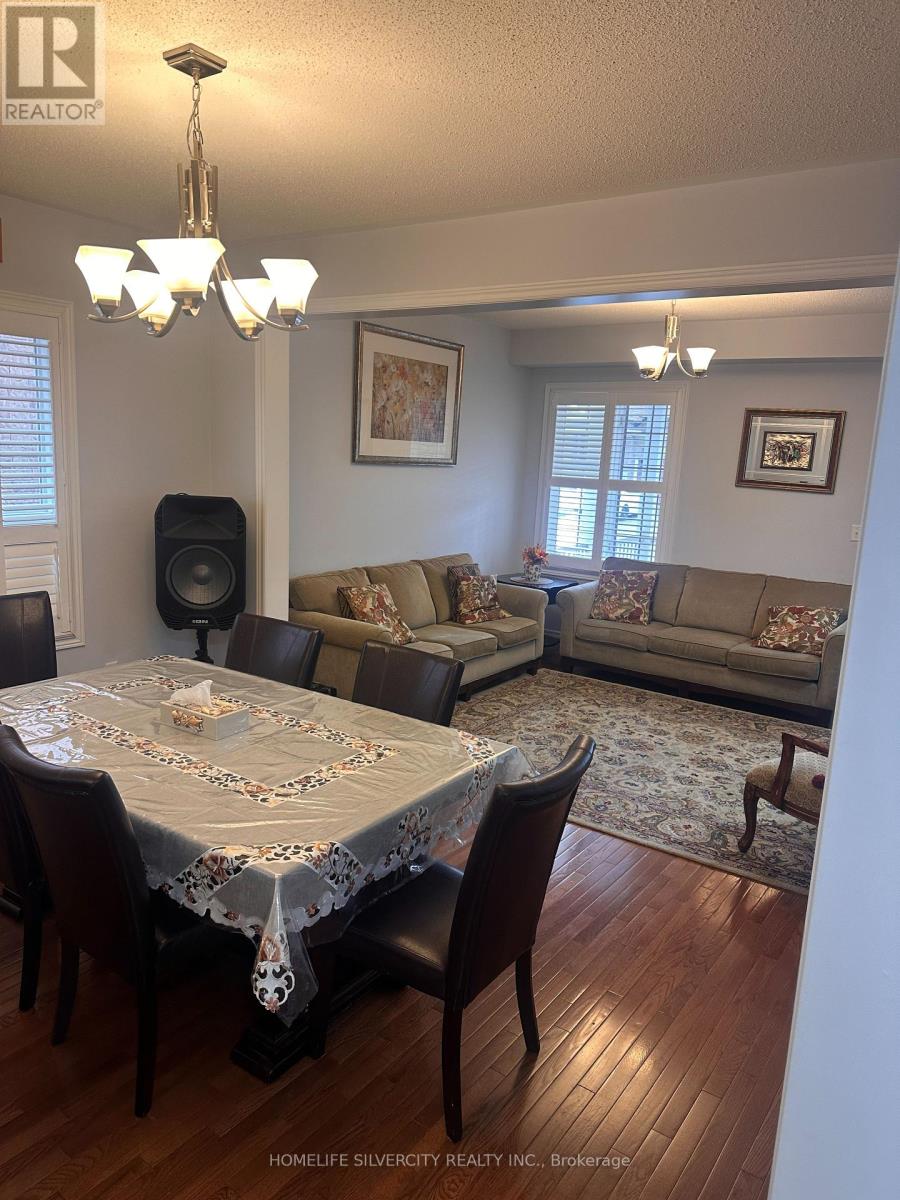 89 Fairwood Circle, Brampton, Ontario  L6R 0X3 - Photo 6 - W12993592