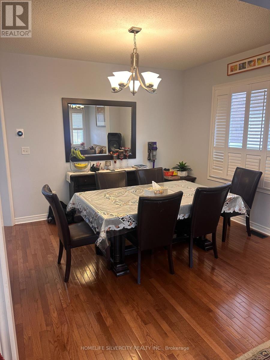 89 Fairwood Circle, Brampton, Ontario  L6R 0X3 - Photo 7 - W12993592