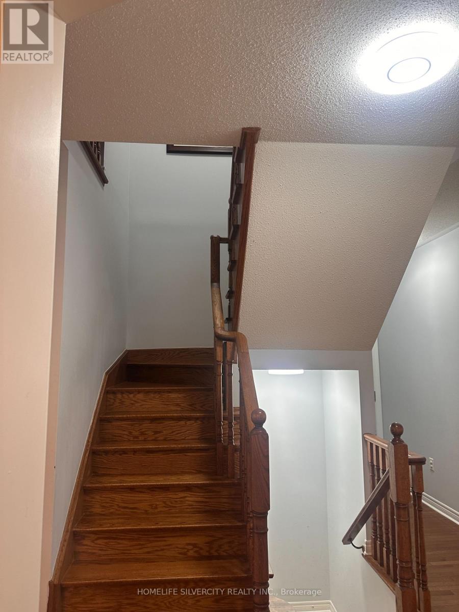 89 Fairwood Circle, Brampton, Ontario  L6R 0X3 - Photo 8 - W12993592