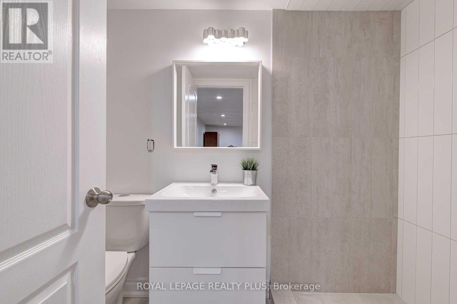 4 Nashland Avenue, Toronto, Ontario M9B 2V4 - Photo 12 - W12993594