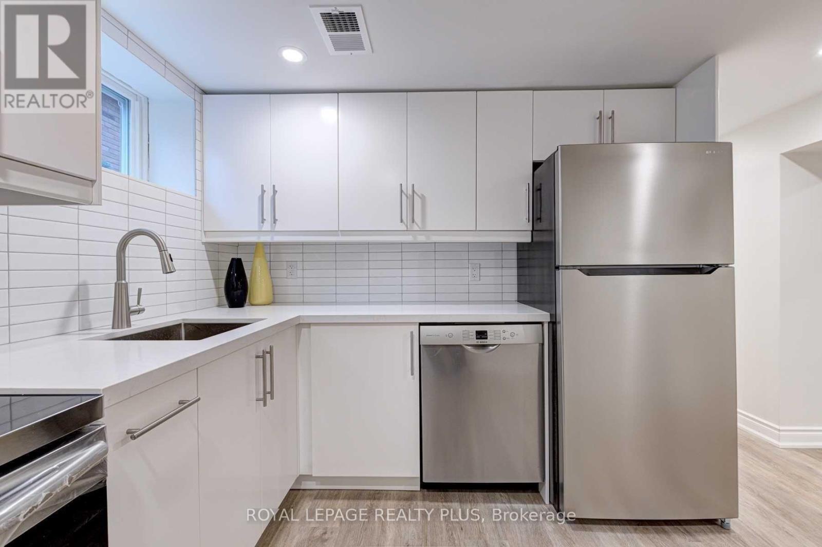 4 Nashland Avenue, Toronto, Ontario M9B 2V4 - Photo 3 - W12993594