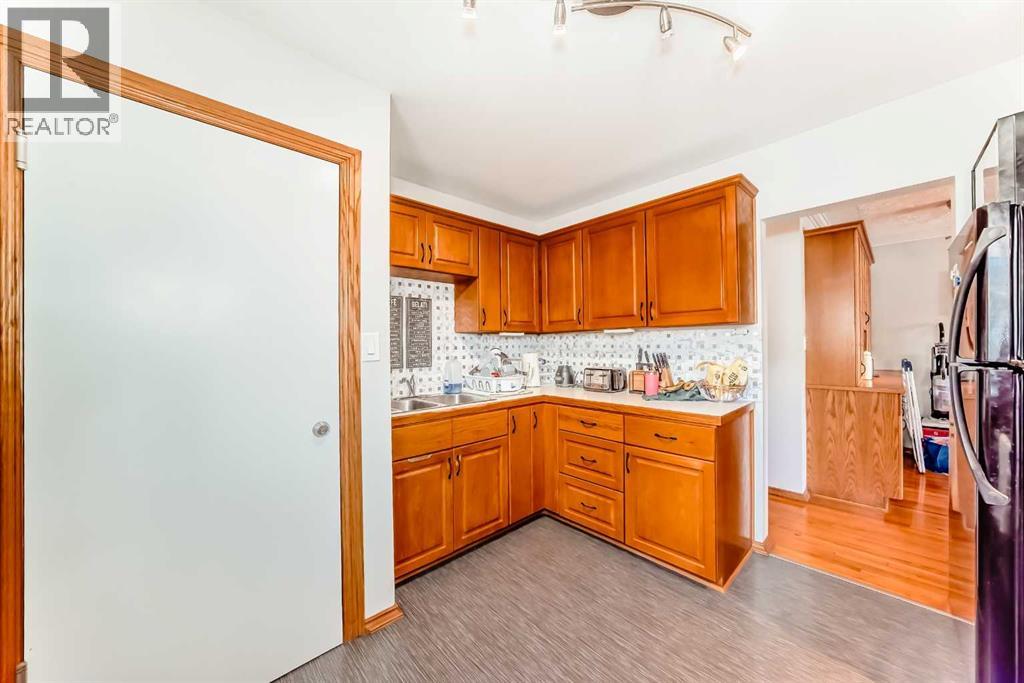 1415 Rosehill Drive Nw, Calgary, Alberta  T2K 1M3 - Photo 4 - A2295667