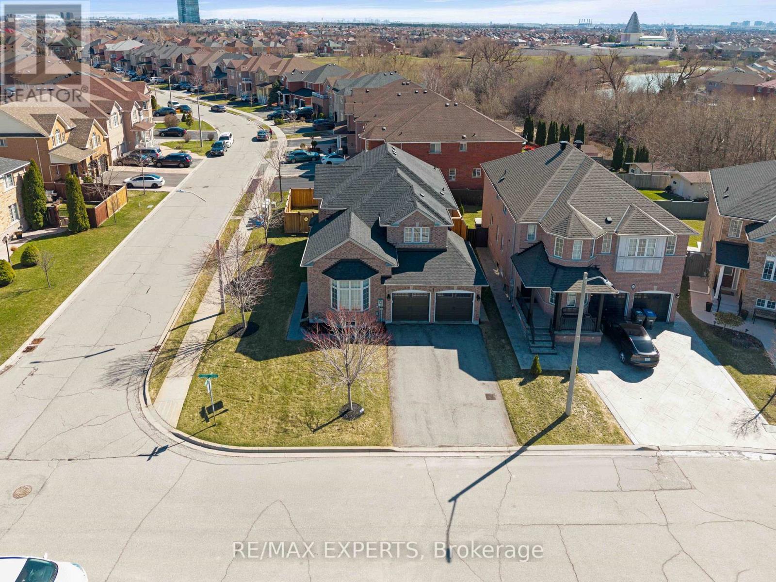 52 Goreridge Crescent, Brampton, Ontario  L6P 1P1 - Photo 2 - W12989724