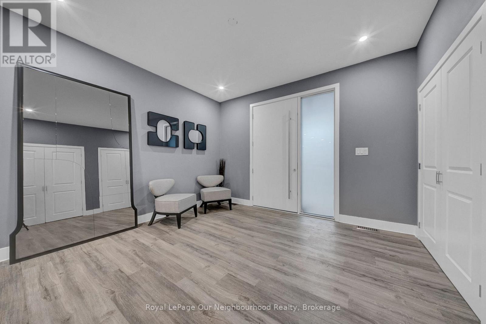 5 Melody Lane, Georgina, Ontario  L0E 1L0 - Photo 4 - N12993646