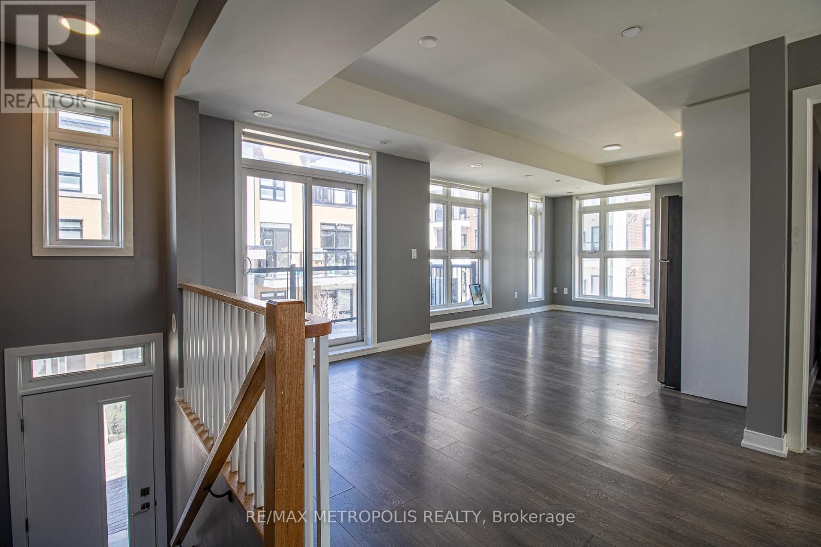 #205 - 155 Canon Jackson Drive, Toronto, Ontario  M6M 0E1 - Photo 3 - W12993600