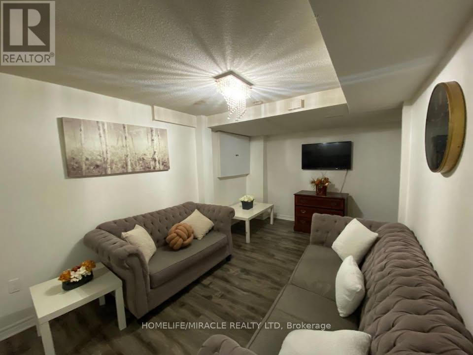 5237 Floral Hill Crescent, Mississauga, Ontario  L5V 1V4 - Photo 2 - W12993606