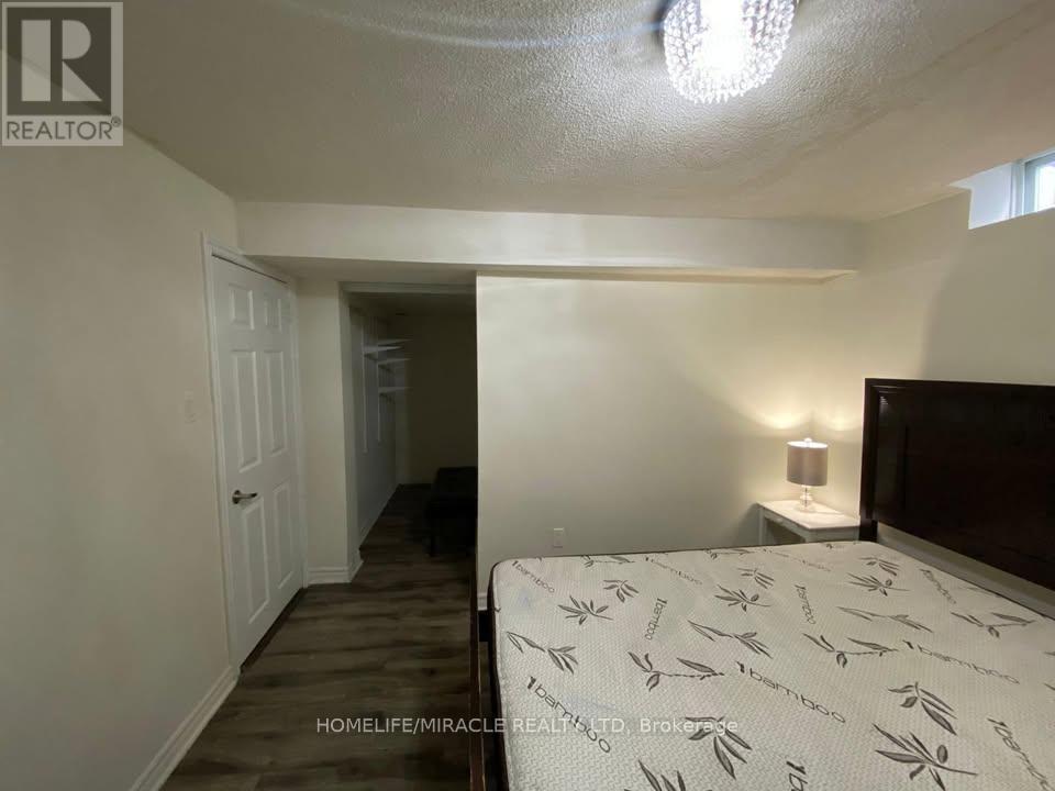 5237 Floral Hill Crescent, Mississauga, Ontario  L5V 1V4 - Photo 5 - W12993606