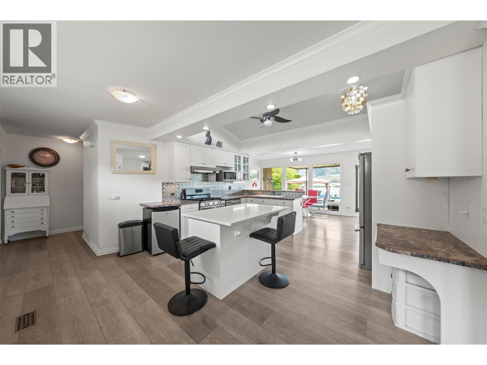 3939 Lakeside Road, Penticton, British Columbia  V2A 8W1 - Photo 6 - 10369806