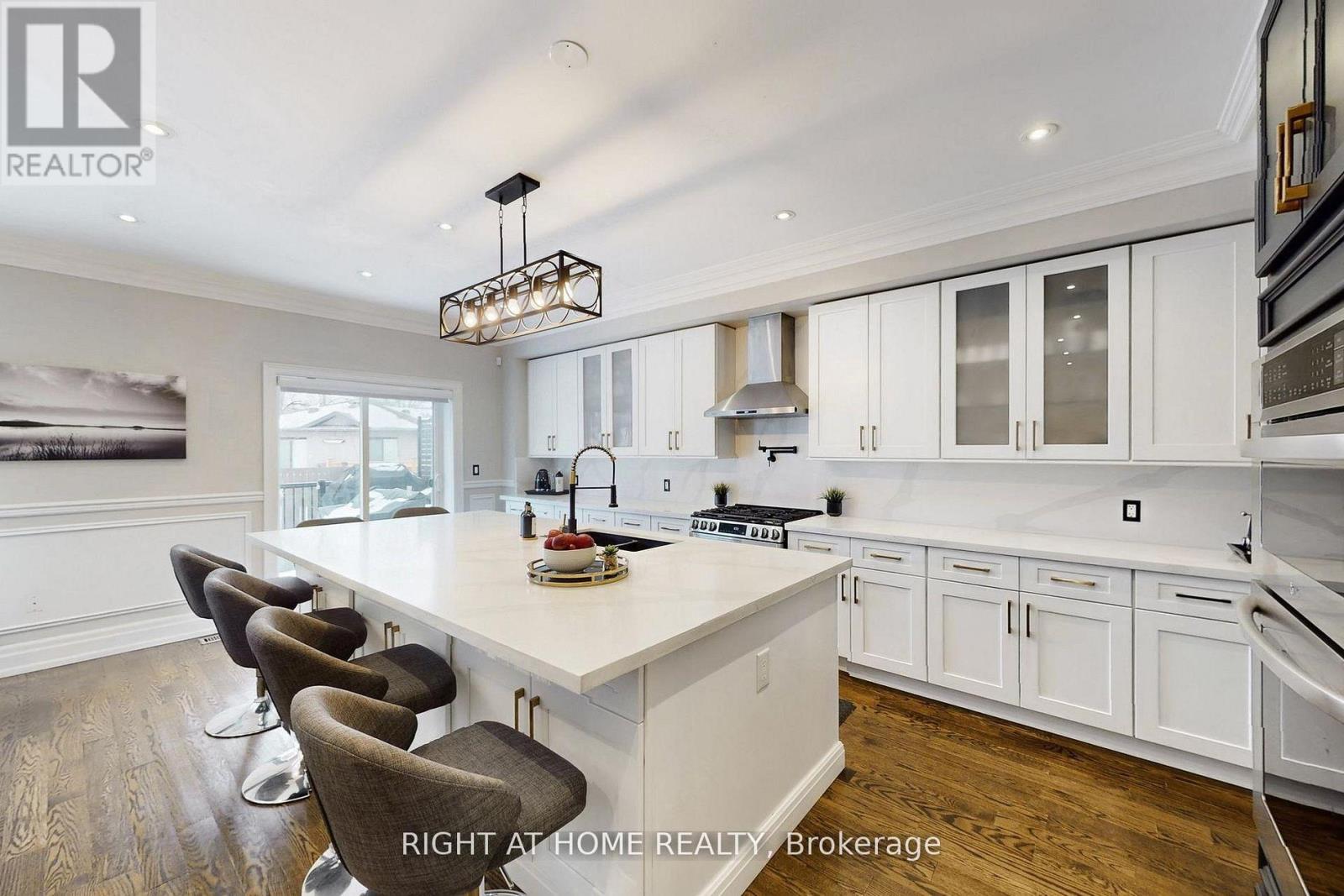 129 Meadowbank Road, Toronto, Ontario  M9B 5E2 - Photo 8 - W12993716