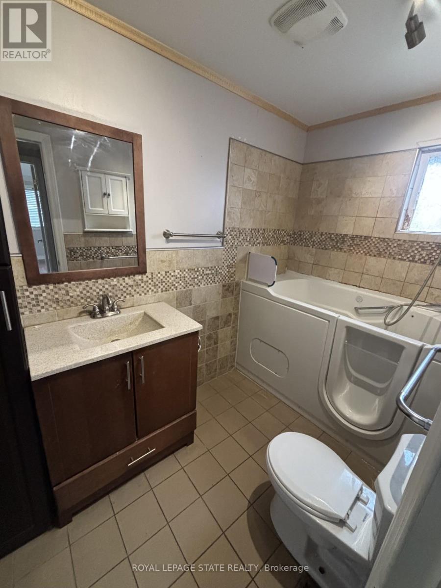 205 Ivon Avenue, Hamilton, Ontario  L8H 5S9 - Photo 3 - X12993728