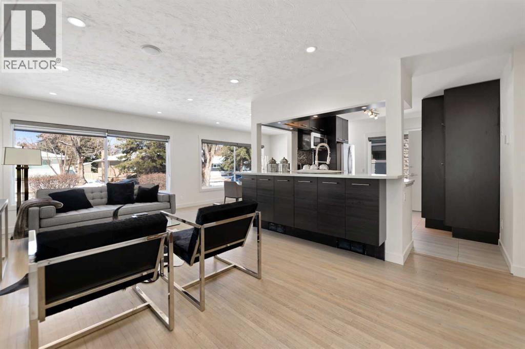 38 Westwood Drive SW, Calgary, Alberta  T3C 2V7 - Photo 5 - A2299811