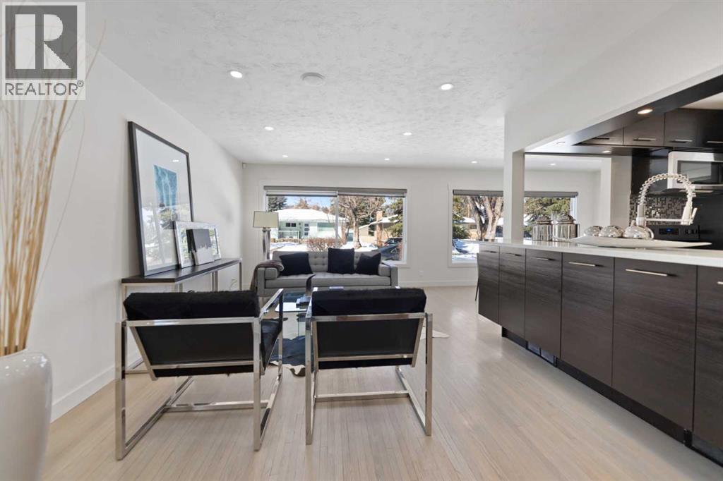 38 Westwood Drive SW, Calgary, Alberta  T3C 2V7 - Photo 4 - A2299811