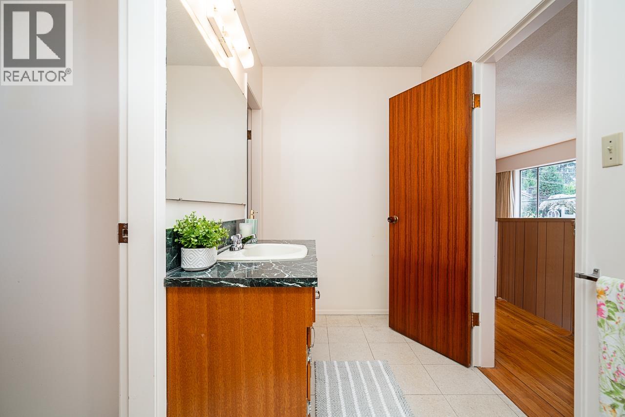 1634 Ross Road, North Vancouver, British Columbia  V7J 1V4 - Photo 22 - R3110908