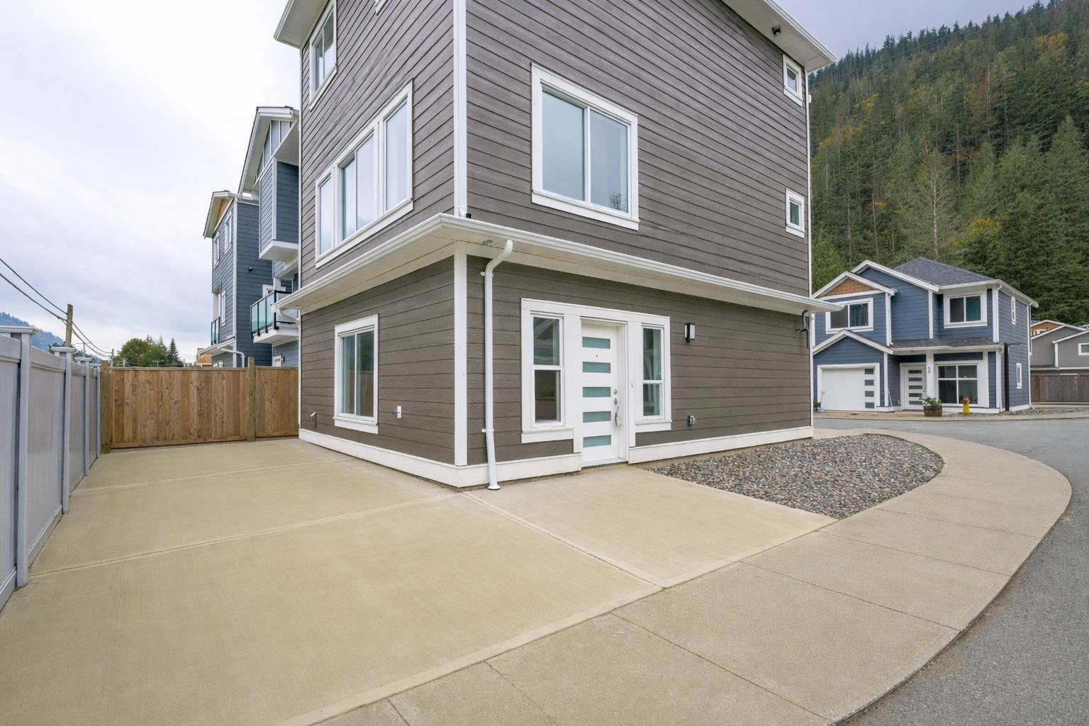 34 750 Hot Springs Road, Harrison Hot Springs, Harrison Hot Springs, British Columbia  V0M 1K0 - Photo 2 - R3100472