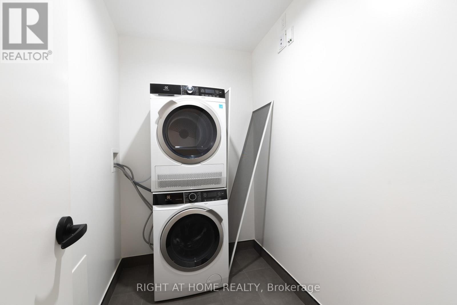 201 - 1598 Queen Street E, Toronto, Ontario M4L 1E5 - Photo 18 - E12993840