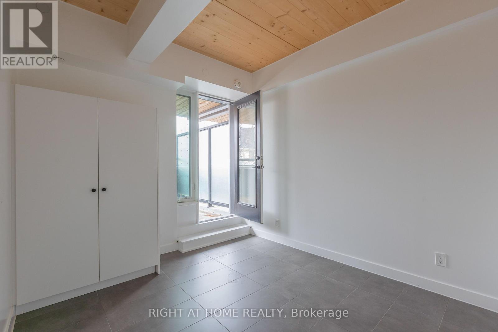 201 - 1598 Queen Street E, Toronto, Ontario M4L 1E5 - Photo 3 - E12993840