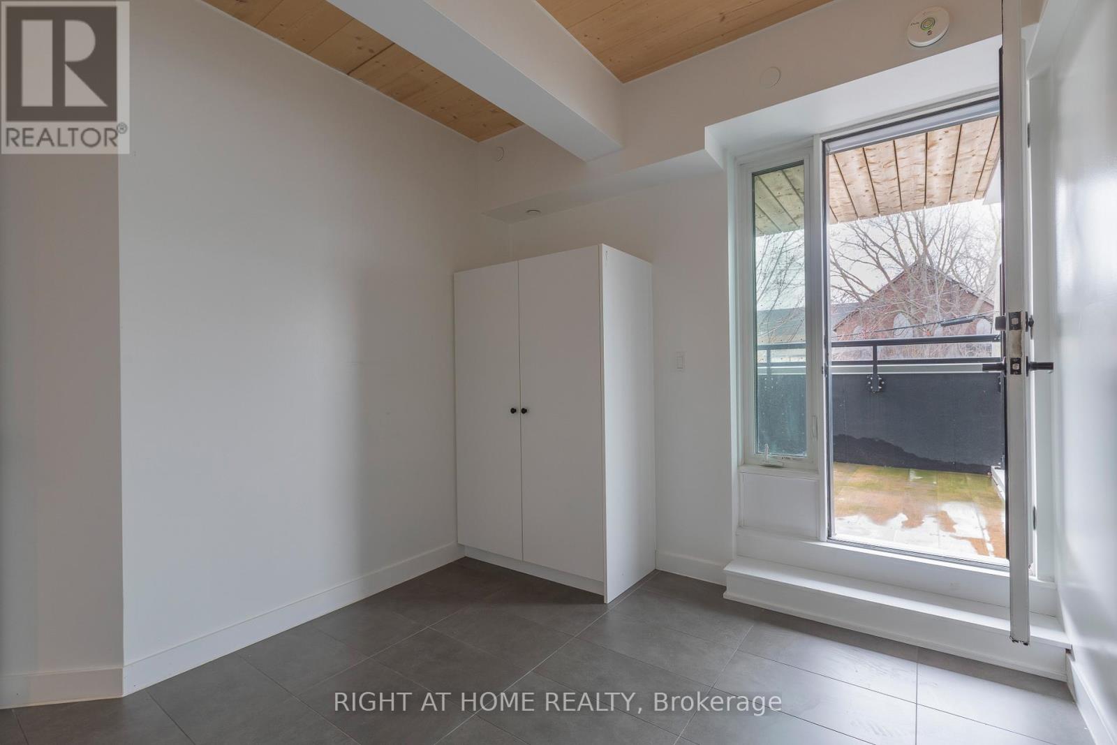 201 - 1598 Queen Street E, Toronto, Ontario M4L 1E5 - Photo 4 - E12993840