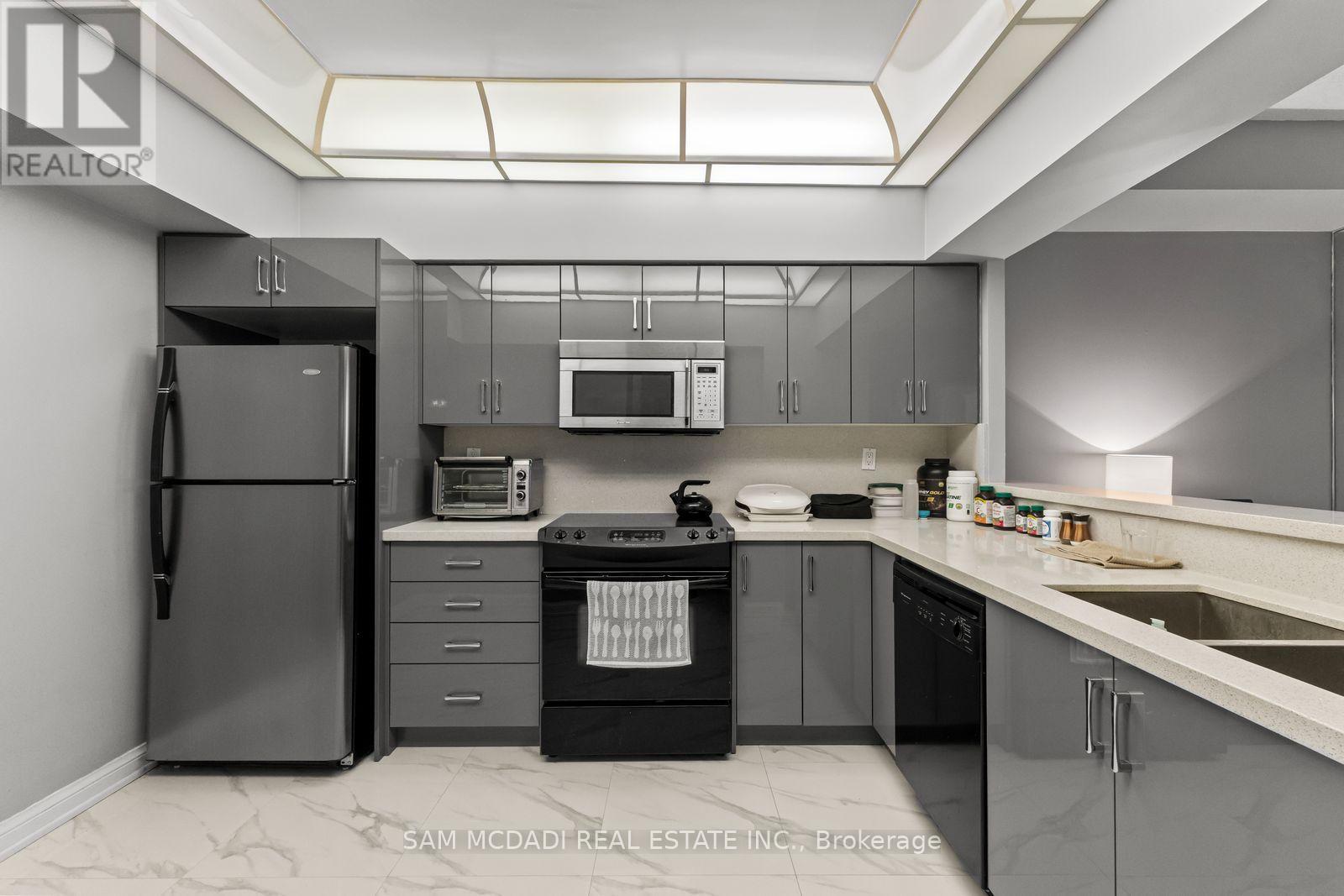 2205 - 24 Hanover Road, Brampton, Ontario  L6S 5K8 - Photo 10 - W12962724