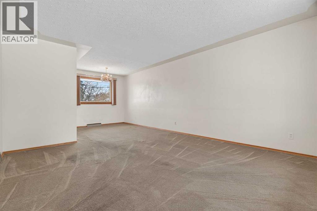 58 Westwood Drive SW, Calgary, Alberta  T3C 2V7 - Photo 6 - A2294238