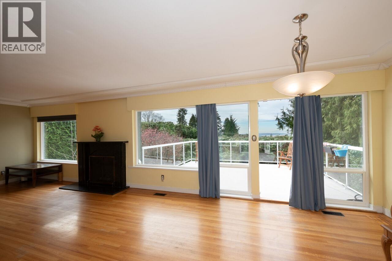 647 Blueridge Avenue, North Vancouver, British Columbia  V7R 2J4 - Photo 4 - R3110991