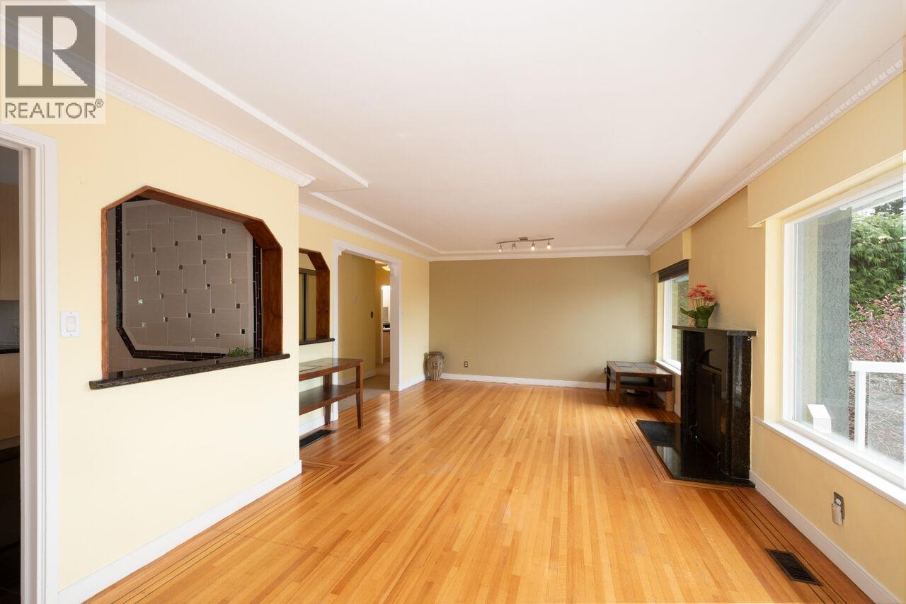 647 Blueridge Avenue, North Vancouver, British Columbia  V7R 2J4 - Photo 5 - R3110991