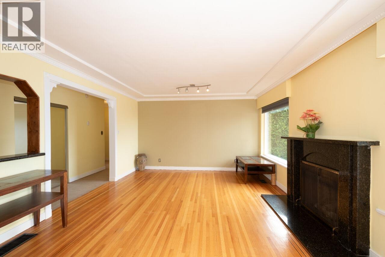 647 Blueridge Avenue, North Vancouver, British Columbia  V7R 2J4 - Photo 6 - R3110991