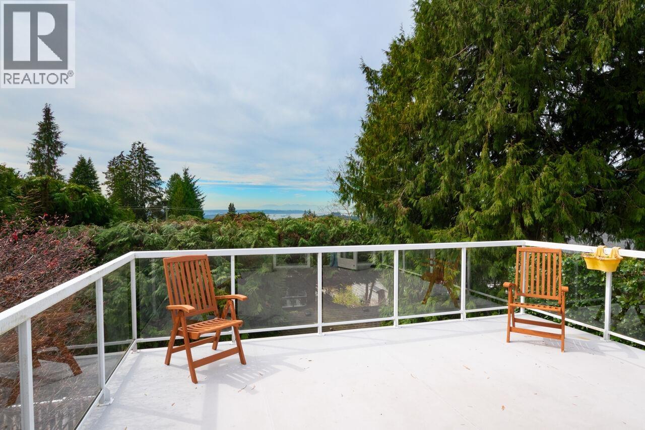 647 Blueridge Avenue, North Vancouver, British Columbia  V7R 2J4 - Photo 9 - R3110991