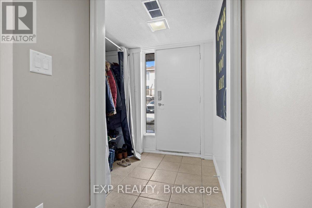 D - 284 Dalehurst Drive, Ottawa, Ontario  K2G 4J5 - Photo 2 - X12993858