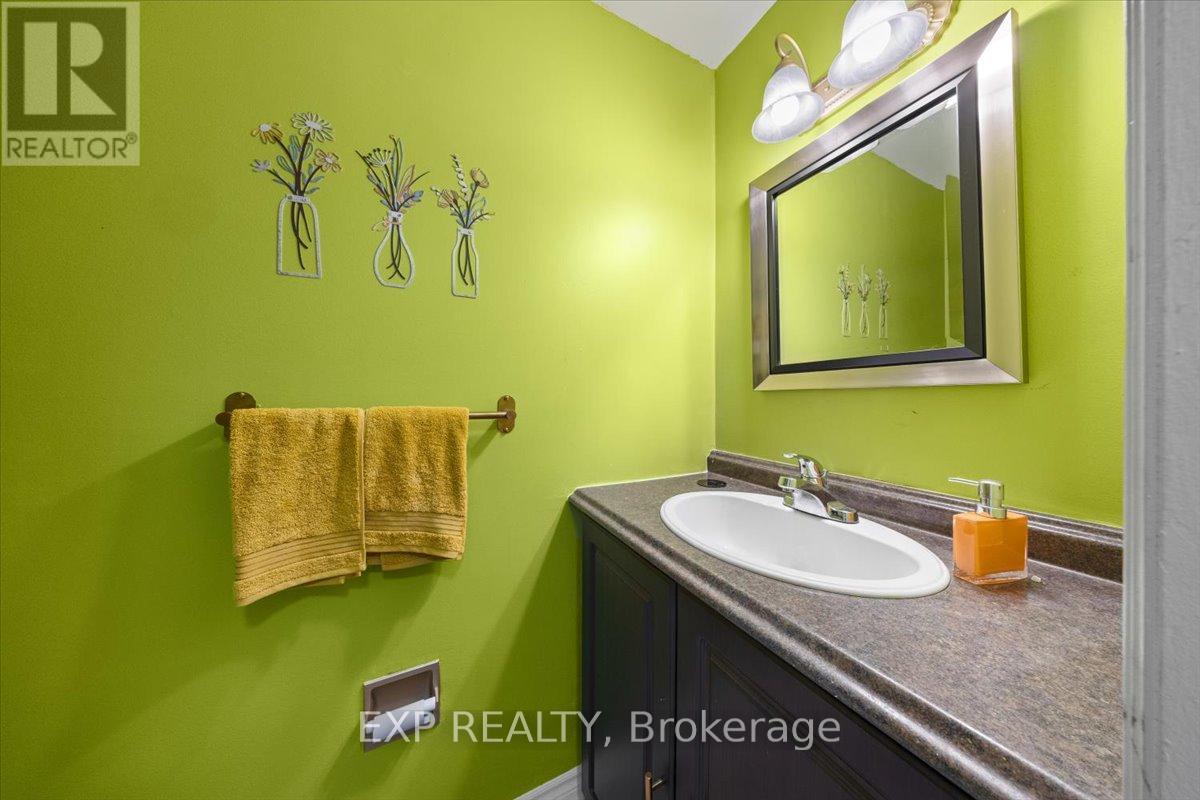 D - 284 Dalehurst Drive, Ottawa, Ontario  K2G 4J5 - Photo 3 - X12993858