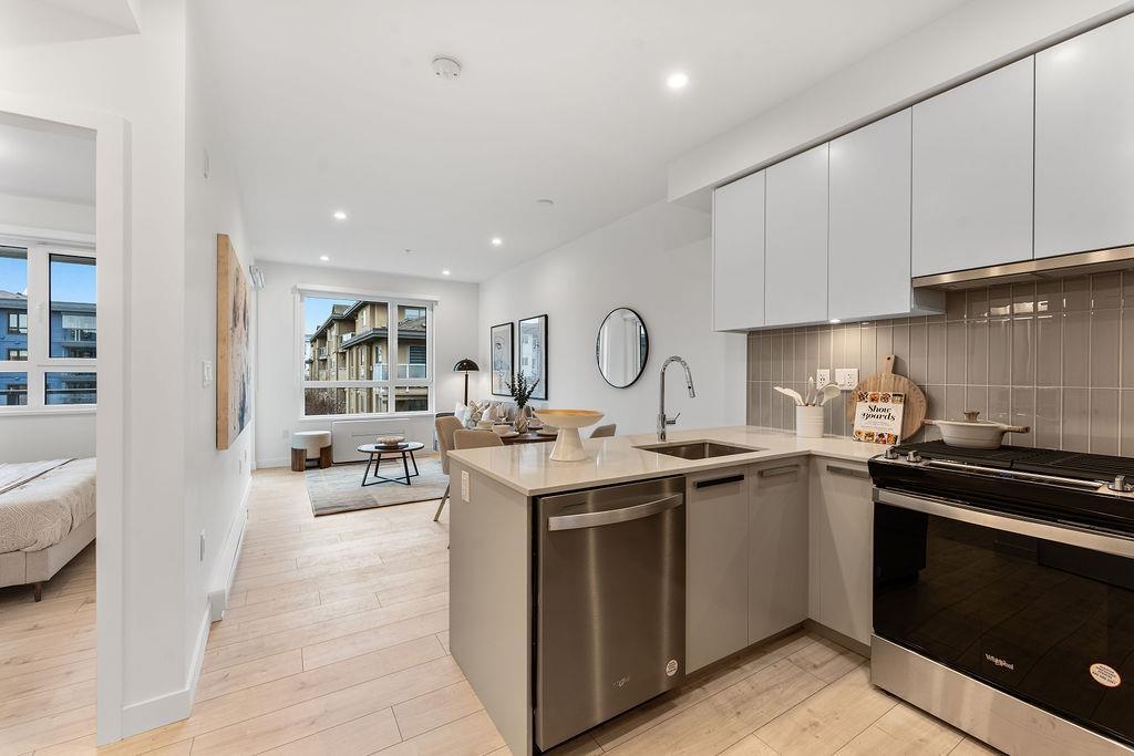 302 13788 76 Avenue, Surrey, British Columbia  V3W 3V9 - Photo 2 - R3111004