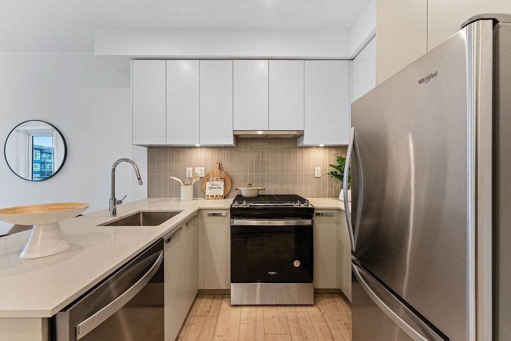 302 13788 76 Avenue, Surrey, British Columbia  V3W 3V9 - Photo 3 - R3111004